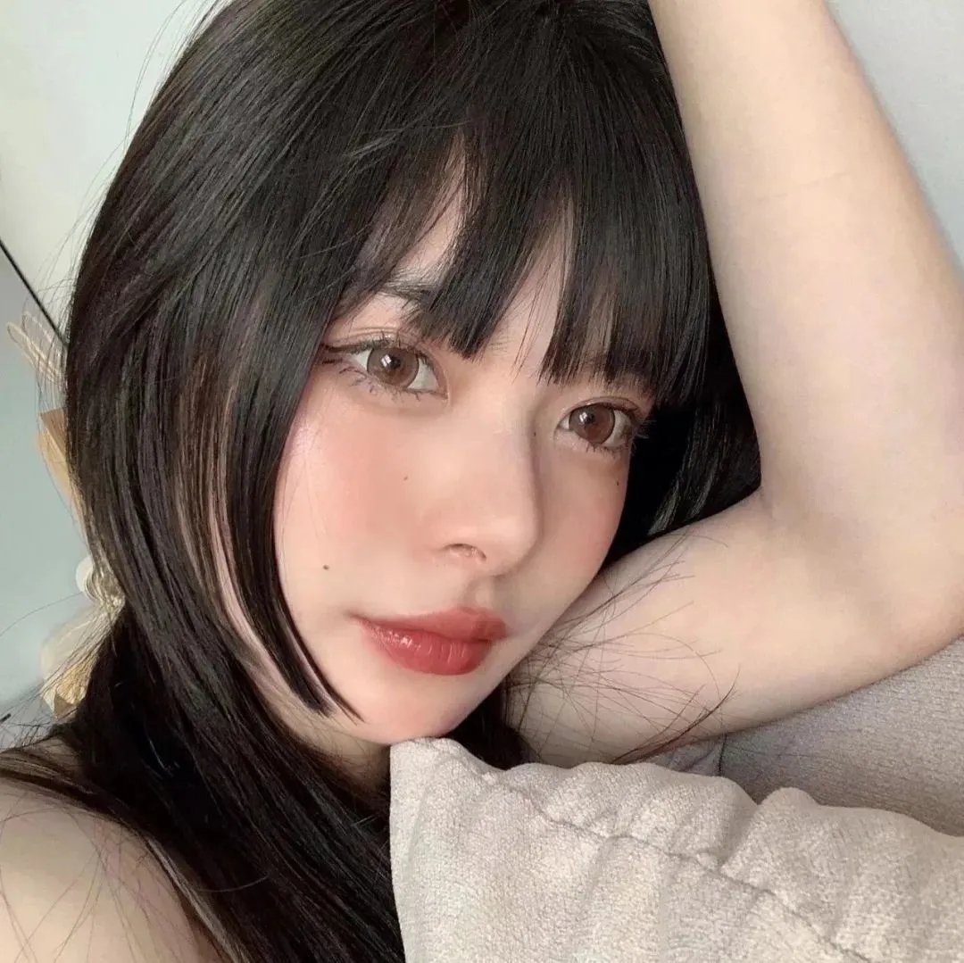 院子里的女人
