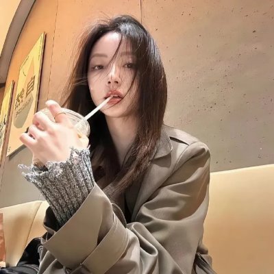 她的微笑像颗糖